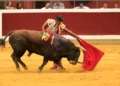Diego Urdiales firma una tarde de torería en Logroño y corta dos orejas; Roca Rey pasea una