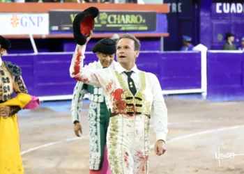 Antonio Ferrera da una vuelta al ruedo en Aguascalientes tras sobreponerse a una aparatosa voltereta